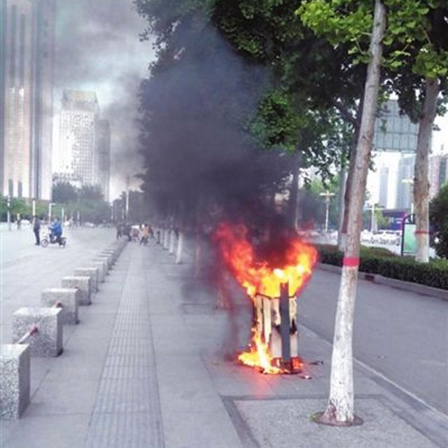 山東青島路邊垃圾桶著火司機(jī)齊心把火滅